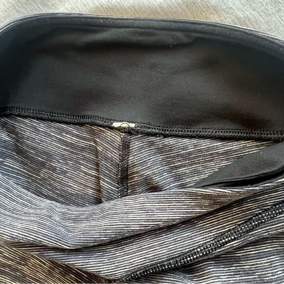 Lululemon Black / Grey Marled Capri Leggings - Picture 9 of 10